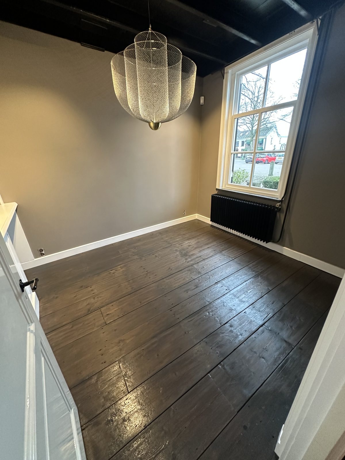 Slaapkamer met donker plafond